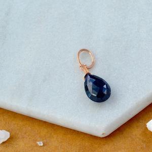 Pendentif en saphir en forme de larme, pierre précieuse bleue, plaqué or, charme délicat fait à la main, bijoux pour femmes - Product Image 2