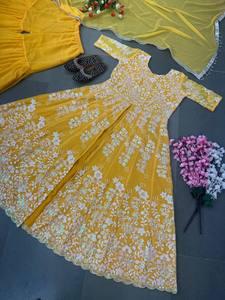 Lancement d'un nouveau top de coupe fantaisie complet de broderie lourde de concepteur avec la collection de prêt à porter Dupatta entièrement cousue - Product Image 5