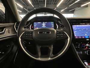 Grand Cherokee 4xe 4WD hybride SUV d'occasion 2024 avec sièges en cuir foncé, pneus R19 et volant à gauche - Product Image 3