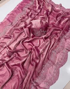 สินค้ามาใหม่ ชุดส่าหรีผ้าชีฟอง Fendy รุ่น Jarkhan Dimound พร้อมเสื้อคลุม ชุดส่าหรีผ้าชีฟอง Fendy สุดหรู ประดับด้วยงานเพชร Jarkhan อย่างดี - Product Image 1