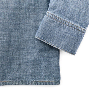 Camisa vaquera para hombre hecha con tela de algodón duradera diseñada para una comodidad informal y un estilo diario clásico - Product Image 4
