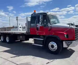 À vendre : Camion plateau d'occasion Freightliner S 114SD à double essieu, 20 pieds ou 24 pieds - 410 CV, boîte Allison 6 vitesses, prêt à l'exportation mondiale - Product Image 1