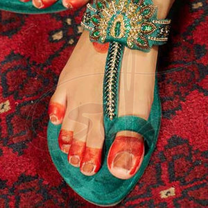 Zapatillas Kolhapuri Elegantes Color Verde Botella, Hechas a Mano, Antideslizantes, con Bordado Intrincado de Flores, Parte Superior de Gamuza y Terciopelo, para Todas las Temporadas - Product Image 6