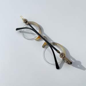 Marcos ópticos de cuerno de búfalo clásico Diseño tallado de elegancia artesanal Calidad superior y estilo sostenible para hombres y mujeres - Product Image 3