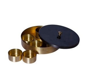 Caja de especias de hierro 7 compartimentos Masala Dabba con tapa de metal Caja de especias de cocina de forma redonda de la mejor calidad a granel - Product Image 1