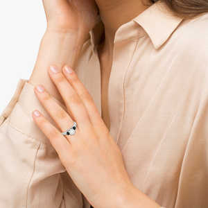 Bague de fiançailles en or blanc 14 carats avec 3 diamants, 0,45 carat total, avec diamants blancs et noirs - Product Image 3