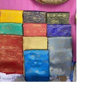Tecidos de seda de brocado personalizados em uma variedade de padrões e desenhos ideais para revenda e lojas de tecidos em várias cores.