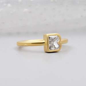 Anillo de Compromiso con Diamante Cultivado en Laboratorio y Colgante con la Letra 'B', Producto Elegante y Personalizable - Product Image 2