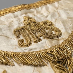 Vestimenta Litúrgica Premium con Hilo Metálico Dorado Zardozi, Cubierta de Altar de Iglesia Bordada a Medida en Satén Blanco, para Primavera, Verano e Invierno - Product Image 2