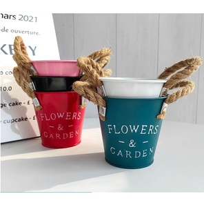Jardinière de fleurs en métal multicolore avec poignée en corde en forme de seau pour la maison, l'extérieur, le jardin et la décoration. - Product Image 1