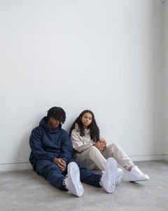 ชุดวอร์ม/ชุดสเวตเชิ้ตผู้หญิงแบบ 2 ชิ้น สำหรับฤดูหนาว ผ้าทอ ปักโลโก้ตามสั่ง ปรับแต่งสีผ้าได้ บริการ OEM ขายส่ง - Product Image 4