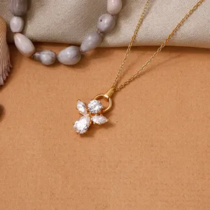Collier tendance pour femme avec pendentif ange plaqué or 18 carats et chaîne en zircon cubique avec fermoir mousqueton - Cadeau de fiançailles - Product Image 1