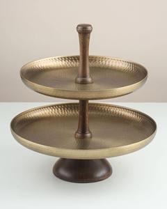 Support à gâteau vintage en bois et métal à 2 niveaux, finition laiton martelé, plateau rond pour desserts, idéal pour les buffets, la restauration et la décoration de table - Product Image 3