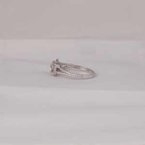 Anillo de compromiso de oro sólido de 18KT para mujer de lujo, corte de diamante cultivado en laboratorio, ajuste de Halo clásico certificado IGI, regalo de cumpleaños perfecto - Product Image 2