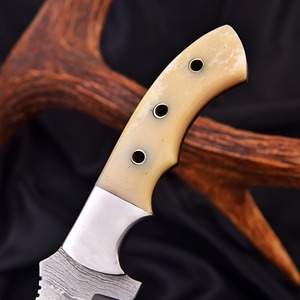 Cuchillo de Caza Damasco de la Mejor Calidad, Hecho a Mano con Acero Damasco y Mango de Hueso Blanco - Product Image 2