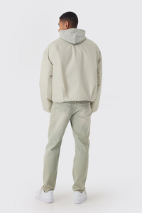 Chaqueta acolchada gruesa y cálida diseñada para actividades al aire libre en climas fríos con relleno interior suave y capa exterior resistente. - Product Image 4