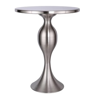 Table basse d'angle ronde élégante de haute qualité meubles décoratifs classiques pour la maison avec finition en aluminium argenté orné - Product Image 5