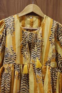 Minivestido con estampado de bloques de tigre Kyra con cierre de hilo con logotipo frontal de tela tejida con cuello profundo - Product Image 6