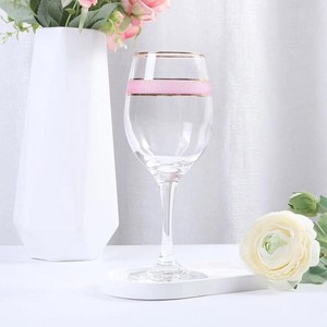 Las copas de vino de cristal personalizables que están de moda en la industria elevan cualquier ocasión, haciendo que momentos simples se sientan refinados y especiales. - Product Image 4