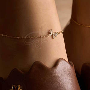 Charmes délicats en forme d'arceaux, ton or doux, élégance élégante et contraste, cheville dorée tendance - Product Image 2