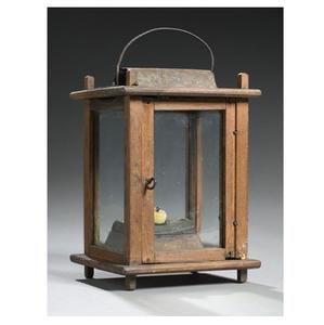 Lanterne en bois vintage avec panneaux en verre et poignée en métal Bougeoir antique pour décor rustique ou historique - Product Image 1