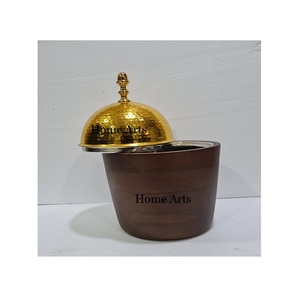 Pot de service en bois design avec couvercle martelé en acier inoxydable poli or pour buffet de mariage - Product Image 1
