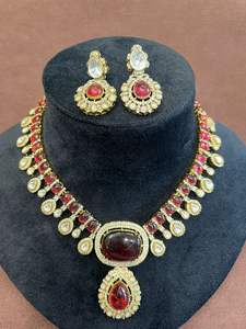 Parures de bijoux en laiton de créateur pour femmes, collier élégant, boucles d'oreilles, tenue de bureau, occasions festives, fusion ethnique contemporaine - Product Image 4