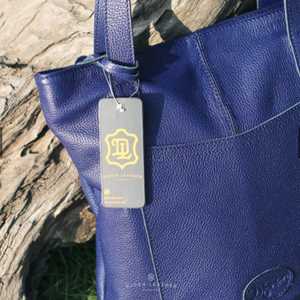 Sac fourre-tout en cuir bleu marine pour femmes, exclusif, fait à la main avec un compartiment spacieux et une finition de qualité supérieure, fabriqué à la main en Indonésie - Product Image 3