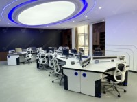Bureau de console de commande réglable en hauteur avec système de levage électrique pour les centres de contrôle et les flux de travail continus des opérateurs