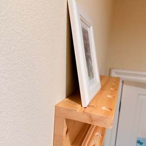 YEEYAYA Soporte de Pared para Almacenamiento de Pelotas de Softbol/Béisbol de 24 Pulgadas, Hecho a Mano, con Capacidad para 3 Bates, 11 Pelotas y Trofeos - Product Image 4