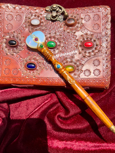 Bolígrafo de madera hecho a mano con tapa de cristal de corazón de Opalite y piedras de Chakra | Bolígrafo curativo de piedras preciosas hecho a mano Meditación y regalo único - Product Image 5