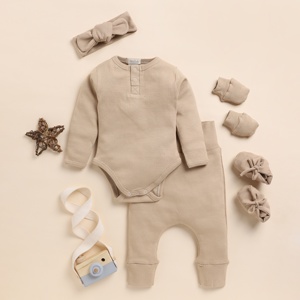 Ensembles de vêtements pour bébé en bambou biologique de qualité supérieure avec élasthanne, lot de 5, incluant bandeau Latte, couette et bonbons, fabriqués en Inde - Product Image 1