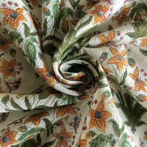 Tela de Algodón Estampada a Mano con Bloques Florales Blancos, Motivo Tradicional de Jardín Indio - Product Image 1