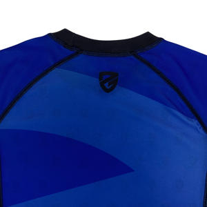 เสื้อแรชการ์ดสั่งทำพิเศษ คุณภาพสูง ระบายอากาศได้ดี แห้งเร็ว ป้องกันรังสียูวี สำหรับทุกเพศ พิมพ์ลายแบบซับลิเมชั่น แขนสั้น สำหรับว่ายน้ำ - Product Image 5