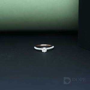 โซลิแทร์0.60CT ที่ดีที่สุดพร้อมเพชรขนาดเล็กสำหรับงานแต่งงานและหมั้นใน18kt ทองชั้นดีของขวัญที่เหมาะและเหมาะสำหรับงานเลี้ยง - Product Image 2