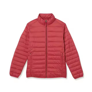 Veste d'hiver rouge pour hommes, manteau matelassé décontracté à la mode avec logo personnalisé, col montant, position chaude du logo avant pour une utilisation en extérieur - Product Image 1