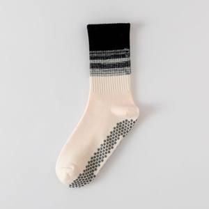 ODM personnalisable dégradé antidérapant côtelé équipage chaussettes de sport Pilates Yoga chaussettes en gros commande en gros - Product Image 5