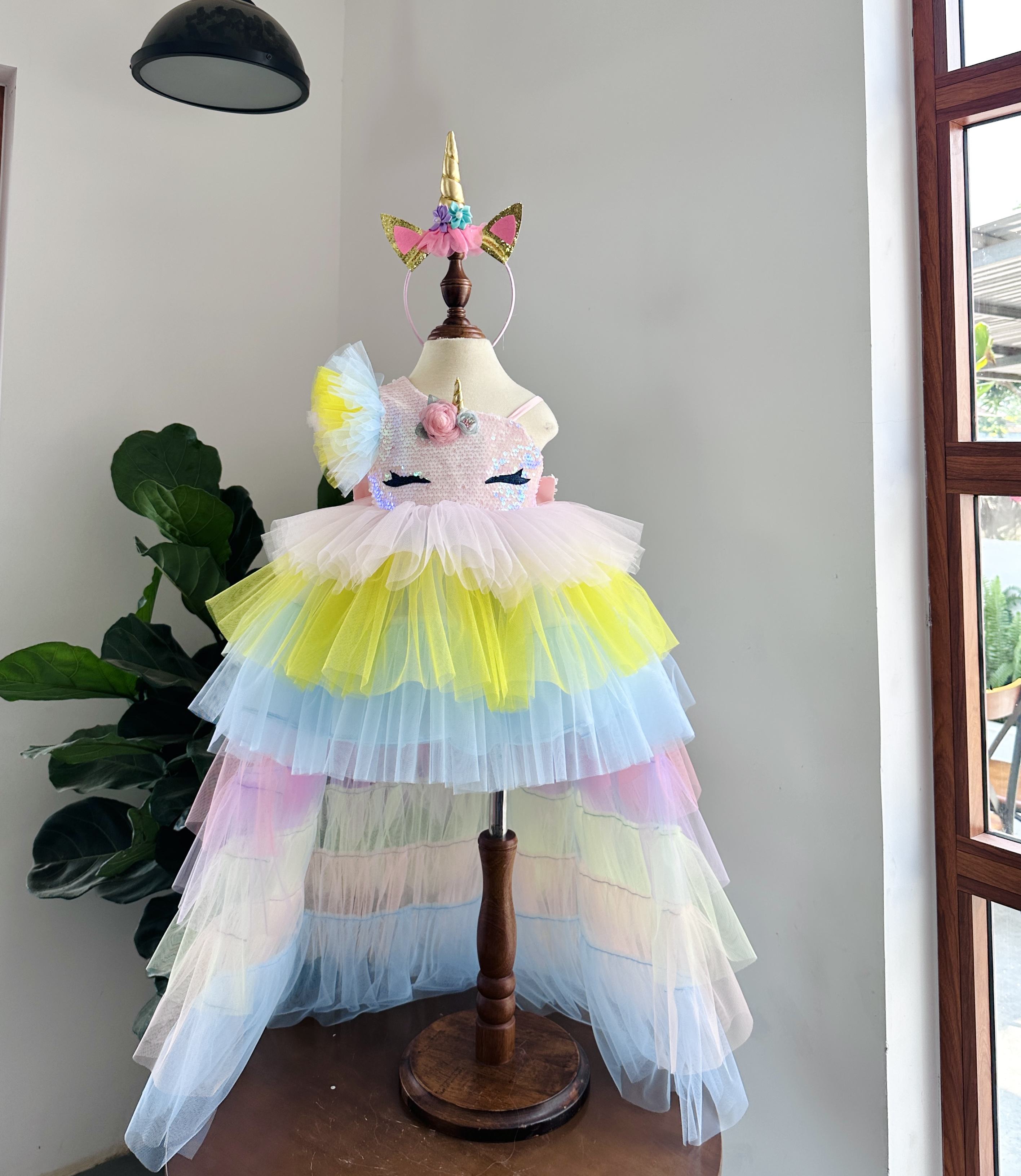 แขนอสมมาตรสีน้ำเงินหลากสี