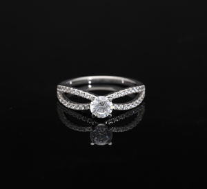 Anillo de Mujer de Oro Blanco de 14K con Baño de Rodio y Diamantes Naturales, Diseño Moderno y Elegante con Banda Abierta Trenzada y Solitario de Corte Brillante - Product Image 3