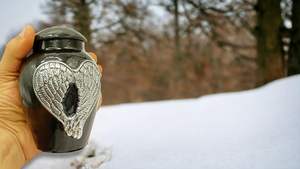 Urnas de cremación negras para cenizas Adulto Hombre/Mujer-Urnas decorativas únicas de estilo 3D con bolsa de terciopelo-Aluminio de 5 "(ALAS de ángel) - Product Image 2