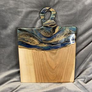 Tabla de cortar de resina con capas de resina de océano brillante a través de una pieza hecha a mano con base de madera ideal para servir y rebanar alimentos - Product Image 2