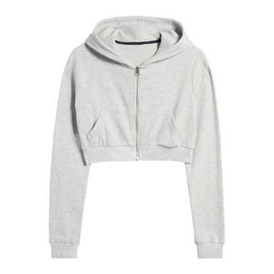 Conjunto de Dos Piezas de Sudadera Corta con Capucha y Pantalones Cortos de Punto con Estampado de Logo Personalizado para Mujer, Diseño Frontal - Product Image 3