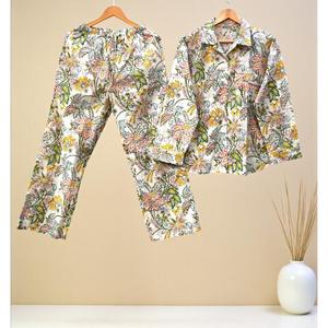 Ensemble de pyjama indien en coton fait à la main pour femmes Vêtements de nuit doux et respirants avec des motifs traditionnels imprimés en blocs parfaits pour un style confortable - Product Image 1
