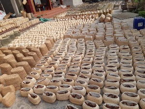 Sac à main en jonc de mer pour femme fabriqué au Vietnam Sac de plage fourre-tout d'été avec deux sangles décorées de fleurs et de perles FBA Amazon" - Product Image 6