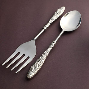 Juego de cuchara y tenedor de servicio con mango en relieve plateado de metal de lujo al mejor precio del exportador indio - Product Image 4
