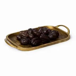 Plateau plat en laiton finition antique pour la présentation de fruits secs et de chocolat, plateau cadeau design avec poignées - Product Image 1