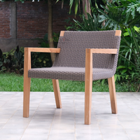 Chaise de terrasse moderne et légère Zusa en bois de teck durable pour les repas en plein air et les villas d'Indonésie
