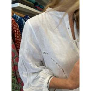 เดรสผ้าลินินสีขาว ERINA - เดรสลำลองคุณภาพสูง ระบายอากาศได้ดี สไตล์ ODM สำหรับสาวออฟฟิศ แขนพอง ความยาวระดับเข่า ไซส์ XS - Product Image 5