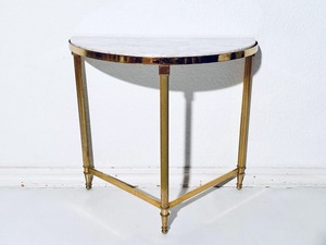 Table d'appoint ronde en laiton au design unique et moderne avec finition dorée élégante Ajout élégant aux intérieurs contemporains disponibles à la vente - Product Image 3