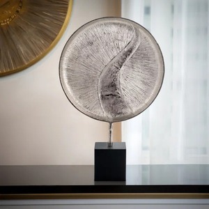 L'objet élégant de table ronde en métal doré ajoute une touche artistique moderne et une déclaration décorative luxueuse aux intérieurs - Product Image 3